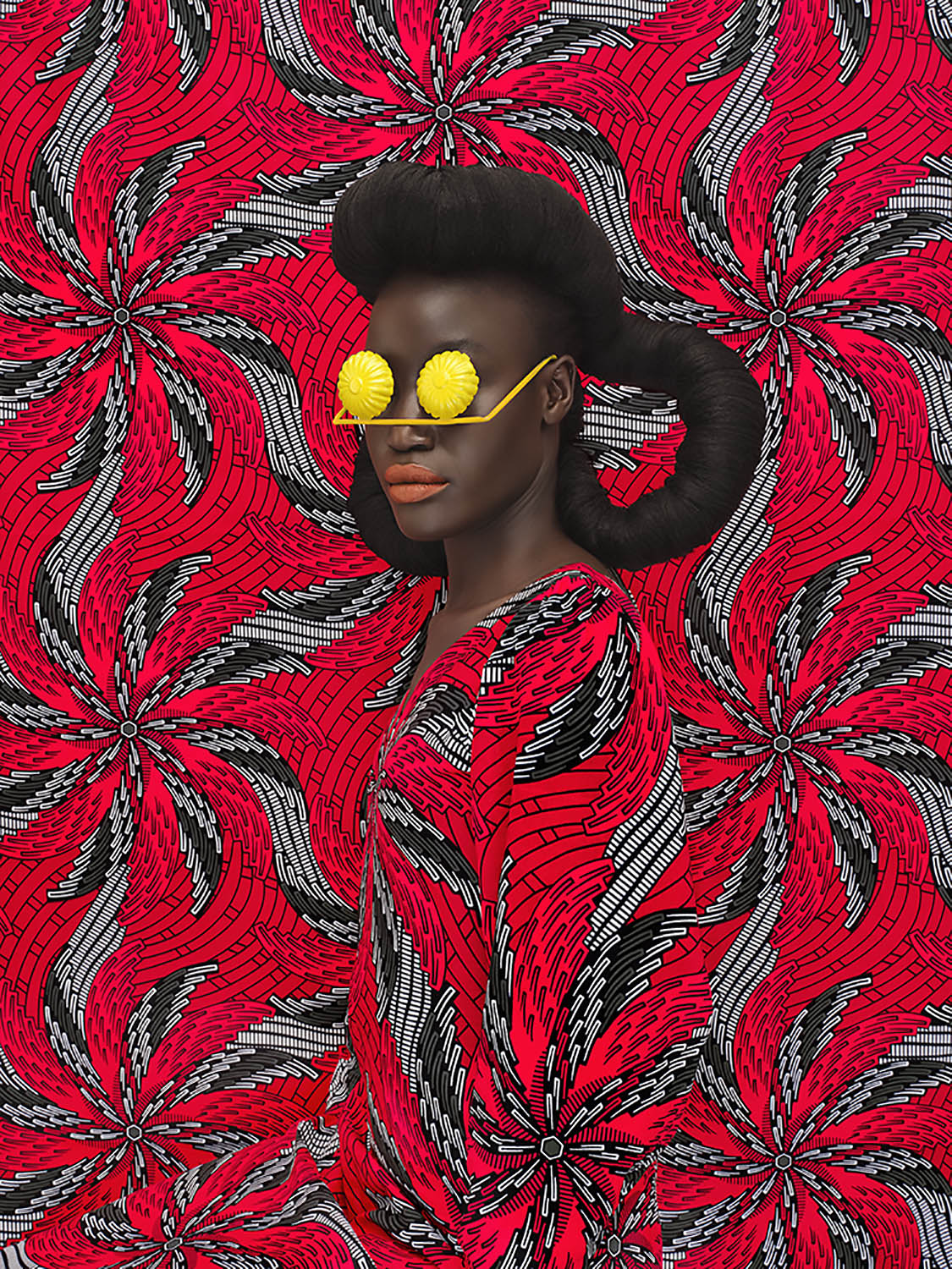 ritratto di donna africana con tessuto ankara a spirali rosse e nere